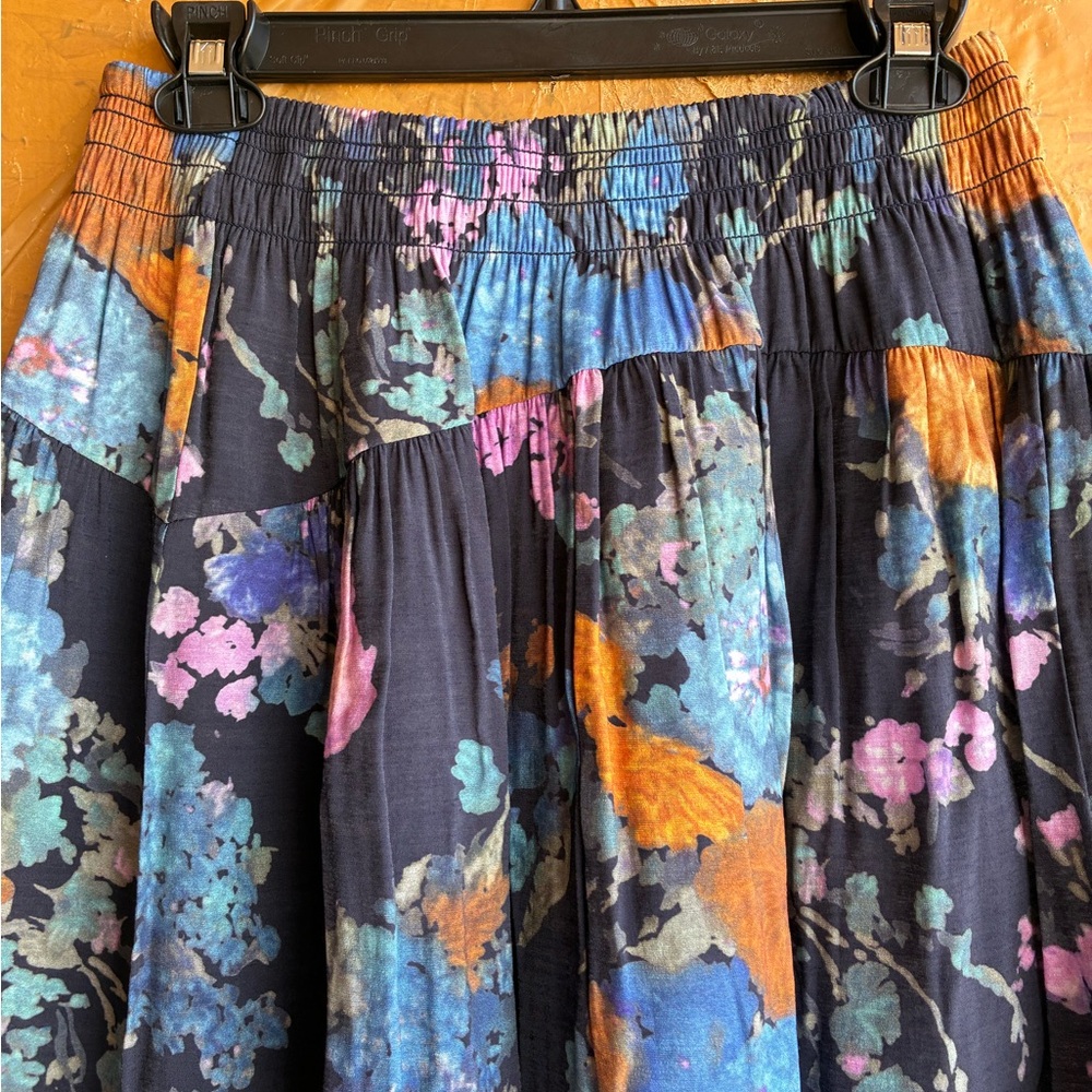 NWOT VINCE Painted Bouquet Printed Midi Skirt
Size Small - Picture 8 of 11